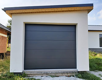 Antracitově šedá sekční garážová vrata vhodná pro moderní rodinné domy, nabízená společností VRATA-L&V s možností zakázkové instalace a inteligentního ovládání